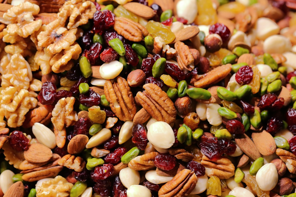 Alimentos saludables naturales en una mesa